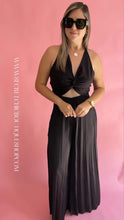 Cargar imagen en el visor de la galería, Black Pleated Bottom Halter Jumpsuit
